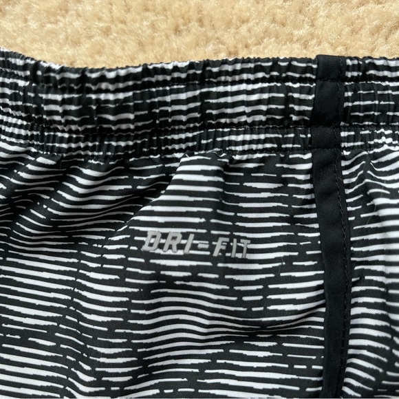 Nike Women's Black & White Dri-Fit Running Shorts w/ Lining - Size S - VGUC - Picture 4 of 9